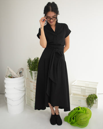 //lwn.la/cdn/shop/files/CallaTop_DobbyCottonPique_Black_Model_450x450.jpg?v=1717628268