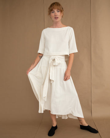 //lwn.la/cdn/shop/files/ZiaTop_RayonLinenSlub_Ecru_ModelFront_450x450.jpg?v=1717626814